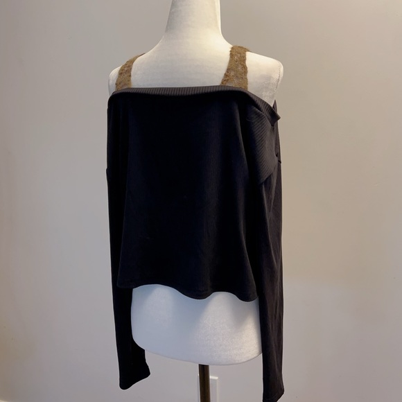 Lace strap off shoulder crop-top long sleeve. 95%new. - Picture 5 of 6